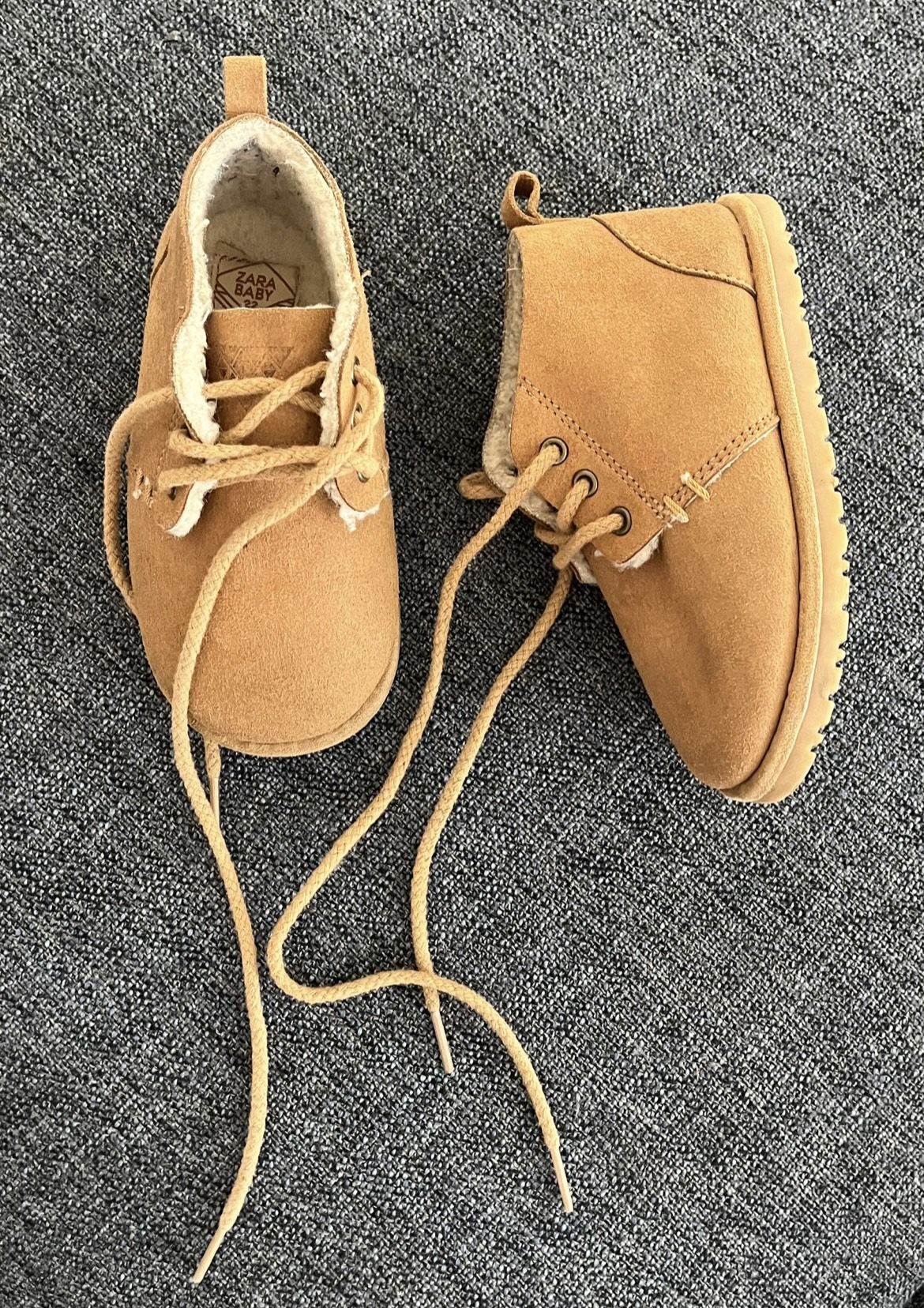 Zara İçi Kürklü Botlar 22 numara
