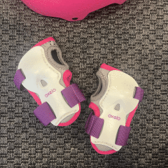 Oxelo Kask 50-54 cm ve Koruyucu. Eldivenleri oyuncak