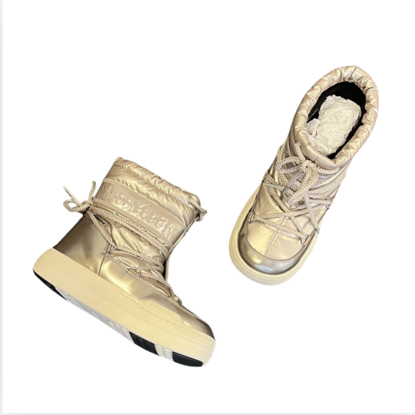 Moon Boot bar yepyeni, hiç kullanılmamış. 35 numara kayak