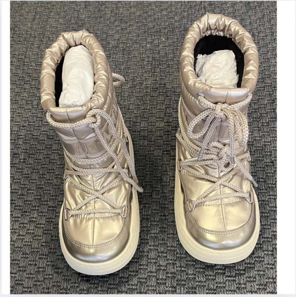 Moon Boot bar yepyeni, hiç kullanılmamış. 35 numara kayak