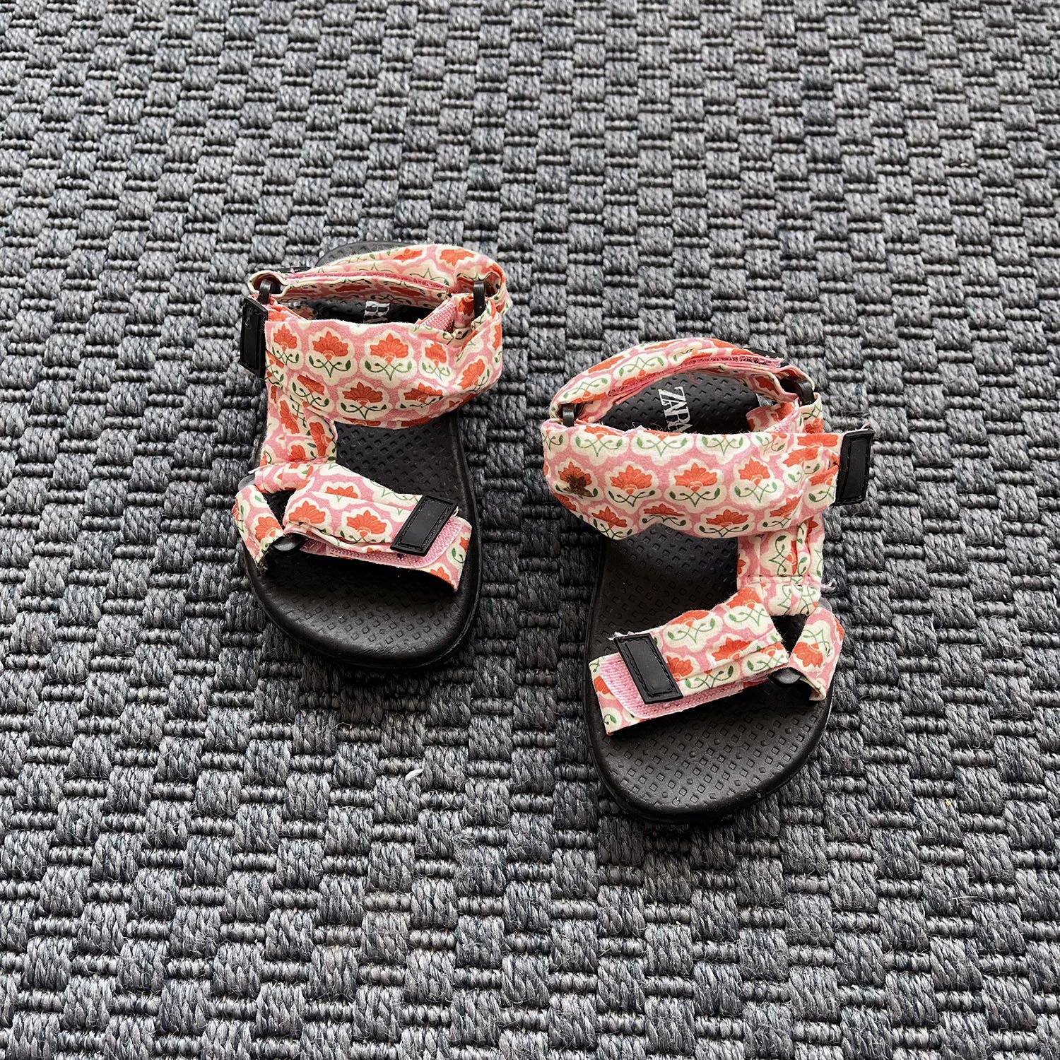 Zara Pembe Çiçek Desenli Sandalet 23 numara