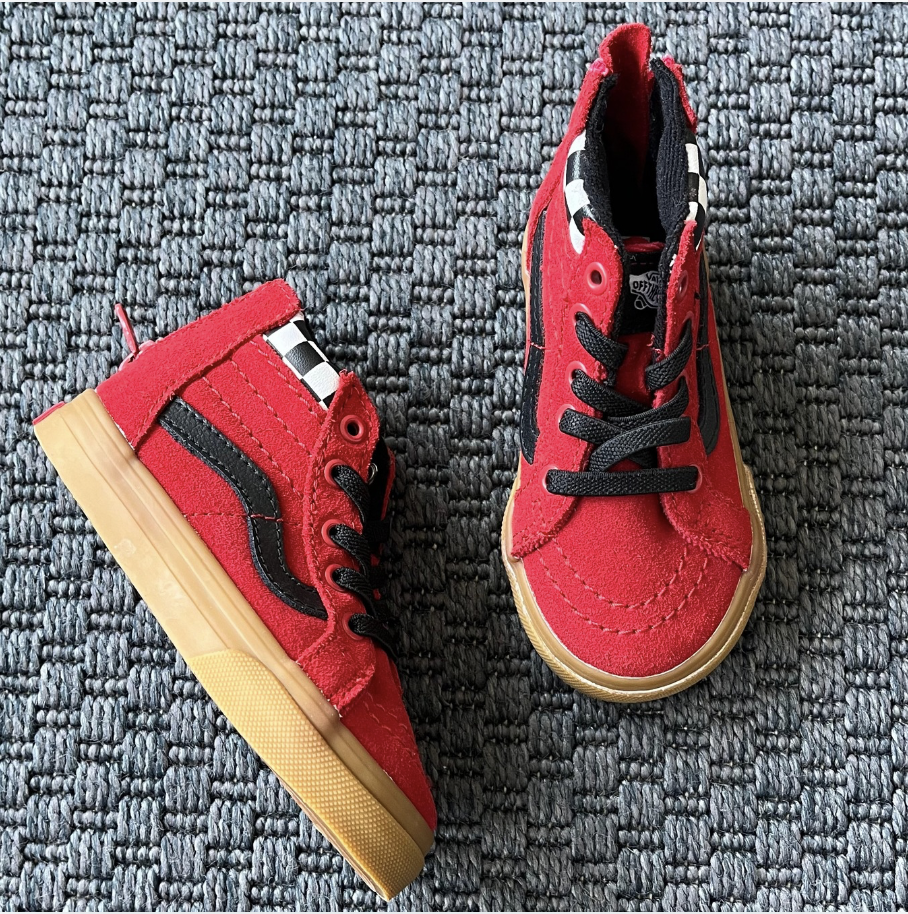 Vans kırmızı siyah ayakkabılar 22 numara hiç kullanılmamış yılbaşı